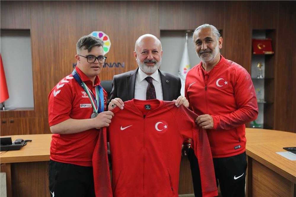 Başkan Çolakbayrakdar: Şampiyon çocuklarımızla gurur duyuyorum
