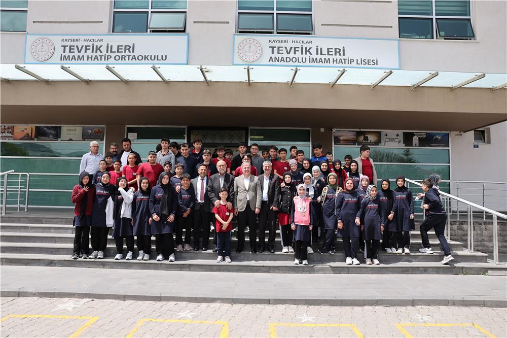 Başkan Özdoğan, gençlerle Kariyer Günleri'nde buluştu