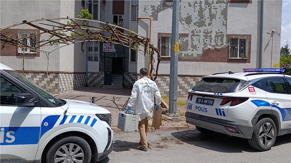 Evinde vurulmuş halde ölü bulundu