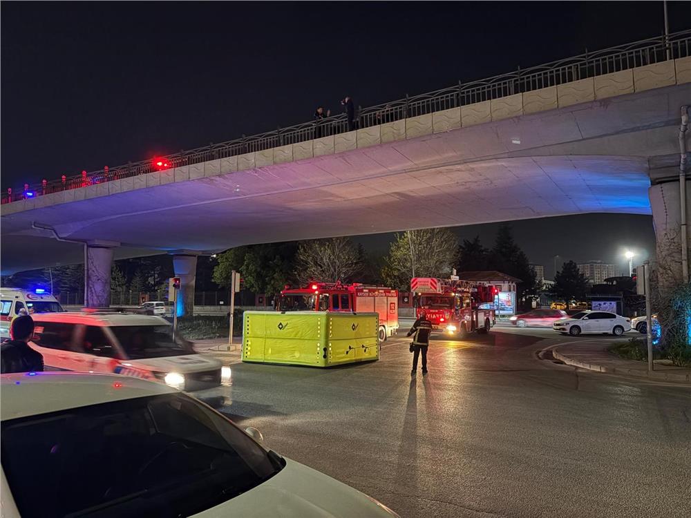 İntihar etmek için köprüye çıkan şahsı polis ikna etti