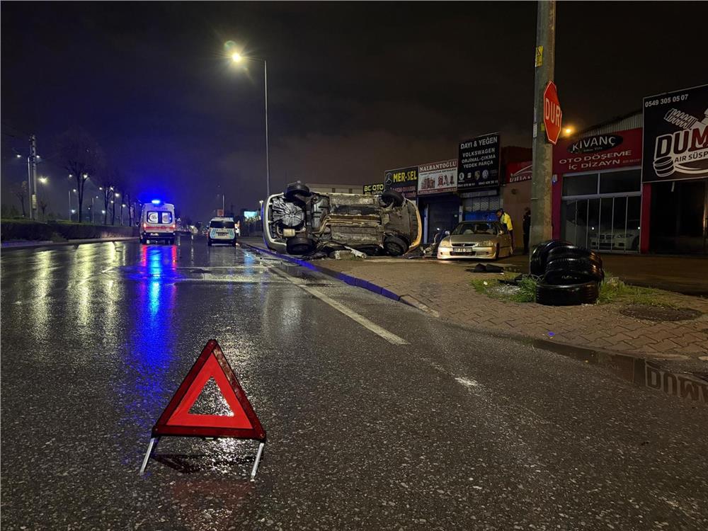 Kayseri'de otomobil park halindeki araca çarpıp yan yattı: 2 yaralı