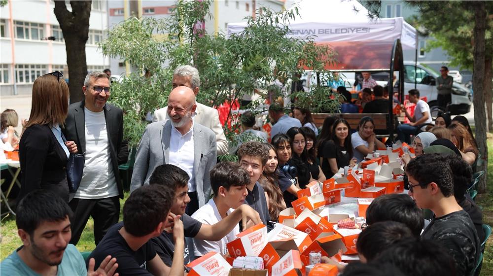 Çolakbayrakdar: Gençlerimizin hayallerine dokunan projeler üretmeye devam edeceğiz