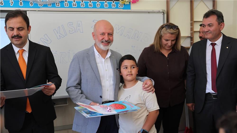 Çolakbayrakdar, karne sevinci yaşayan öğrencileri tebrik etti