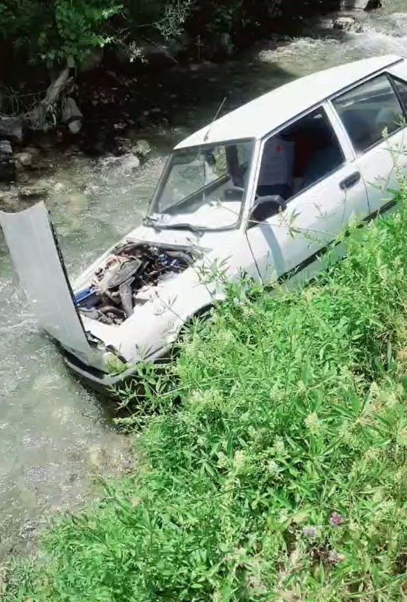 Direksiyon hakimiyeti kaybolan otomobil şarampole uçtu