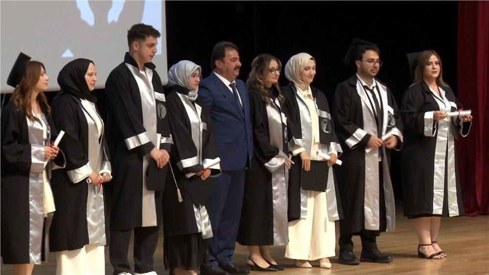 Bursa İl Emniyet Müdürü Gökce kızına diplomasını elleriyle verdi
