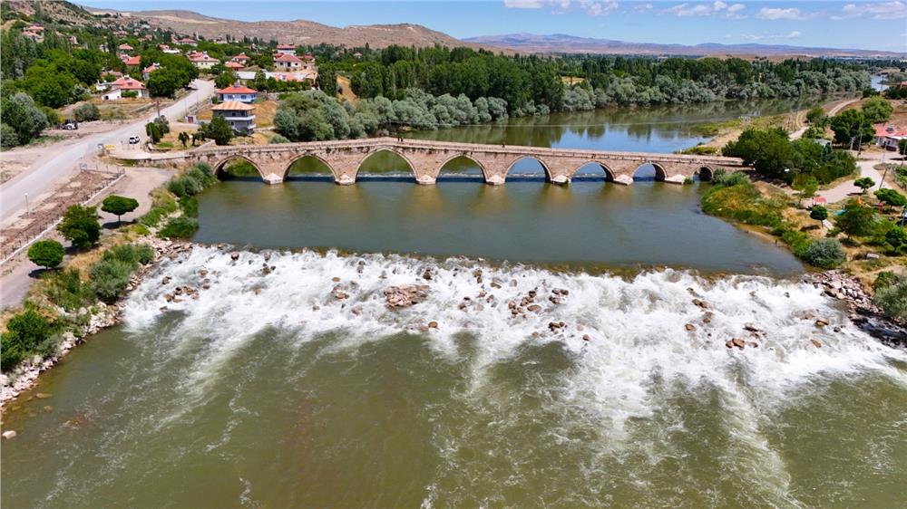 Büyükşehir'den Şahruh Köprüsü yanına dev etkinlik alanı