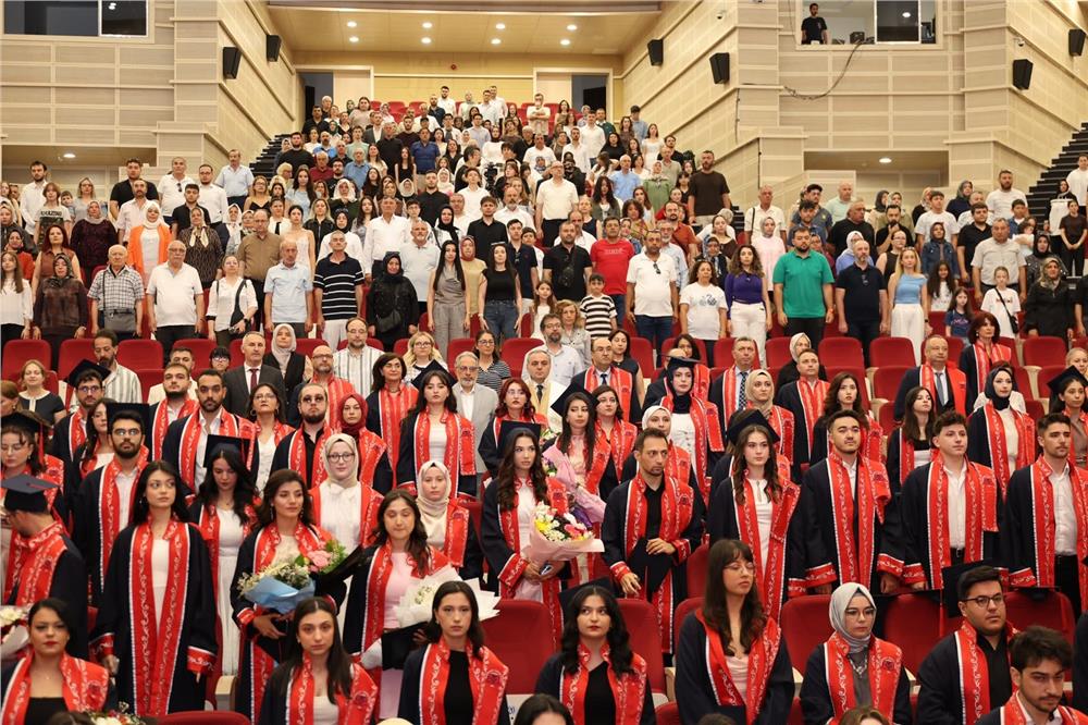 ERÜ Edebiyat Fakültesi'nde 450 öğrenci mezun oldu