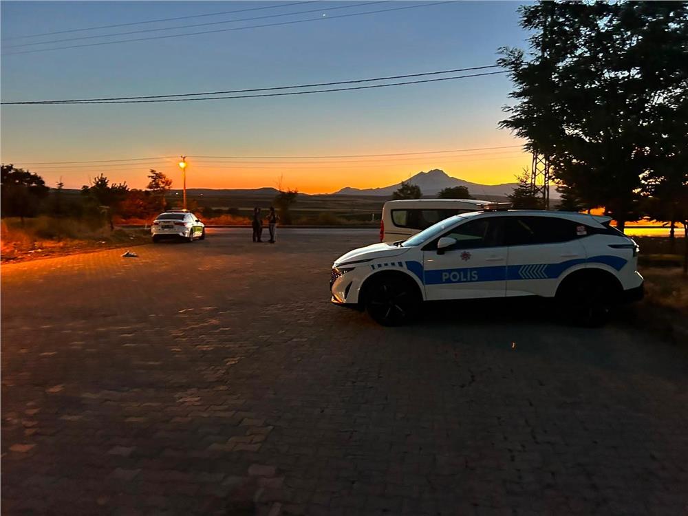 Kaza sonrası olay yerinden kaçmak isteyen şahıs, minibüsü vatandaşların ve polisin üzerine sürdü: 1