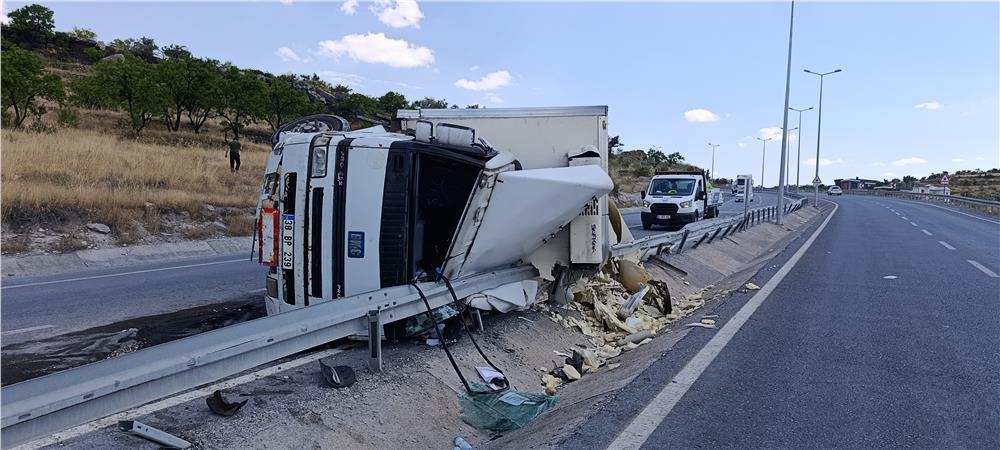 Direksiyon hakimiyeti kaybolan tır devrildi: 1 yaralı