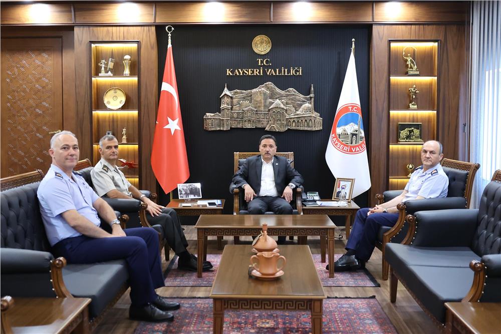 Görev sürelerini tamamlayan komutanlardan Vali Çiçek