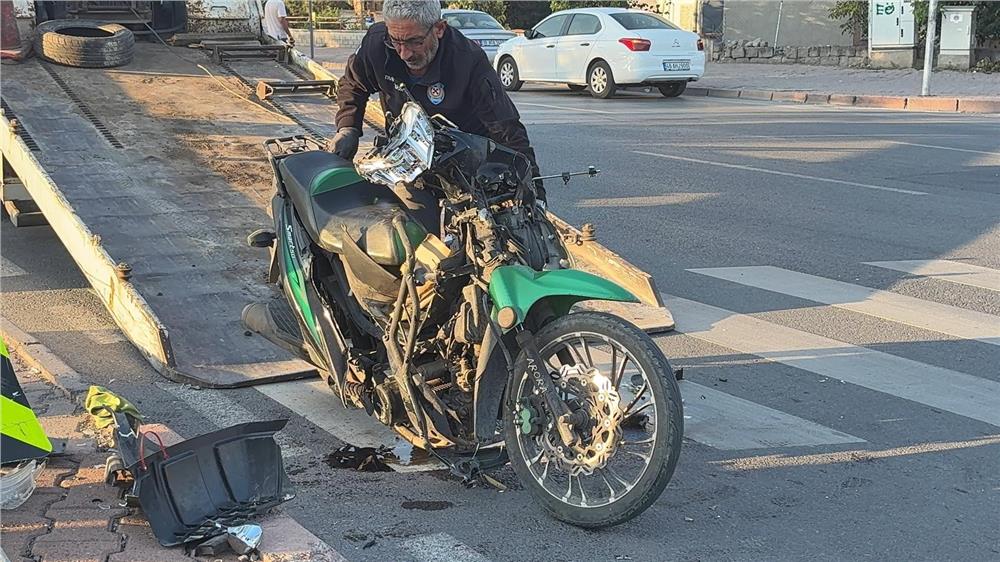 Kayseri’de otomobilin çarptığı motosiklet sürücüsü ağır yaralandı