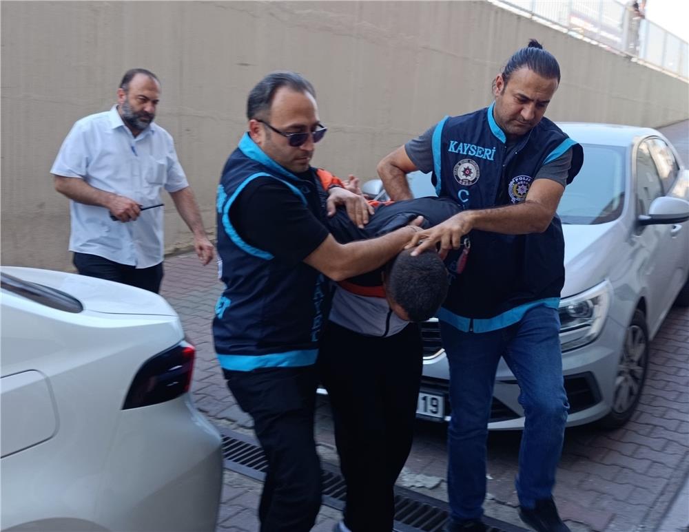 Misafir olarak gittiği evin sahibini bıçaklayarak öldüren şüpheli adliyeye sevk edildi