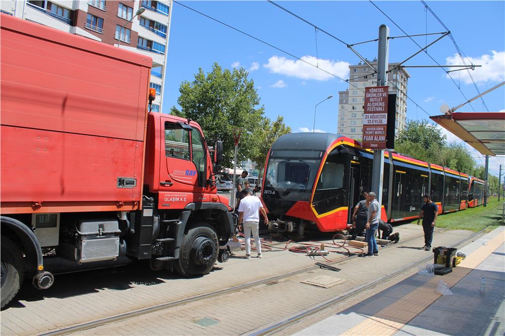 Tramvayın çarptığı genç kadın hayatını kaybetti
