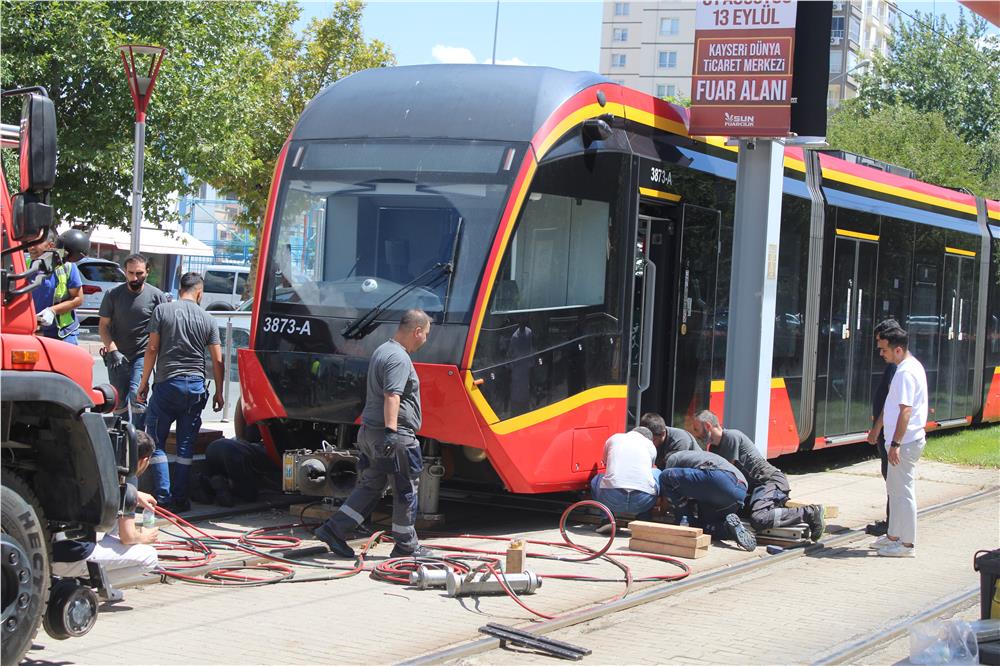 Tramvayın çarptığı genç kadın ağır yaralandı