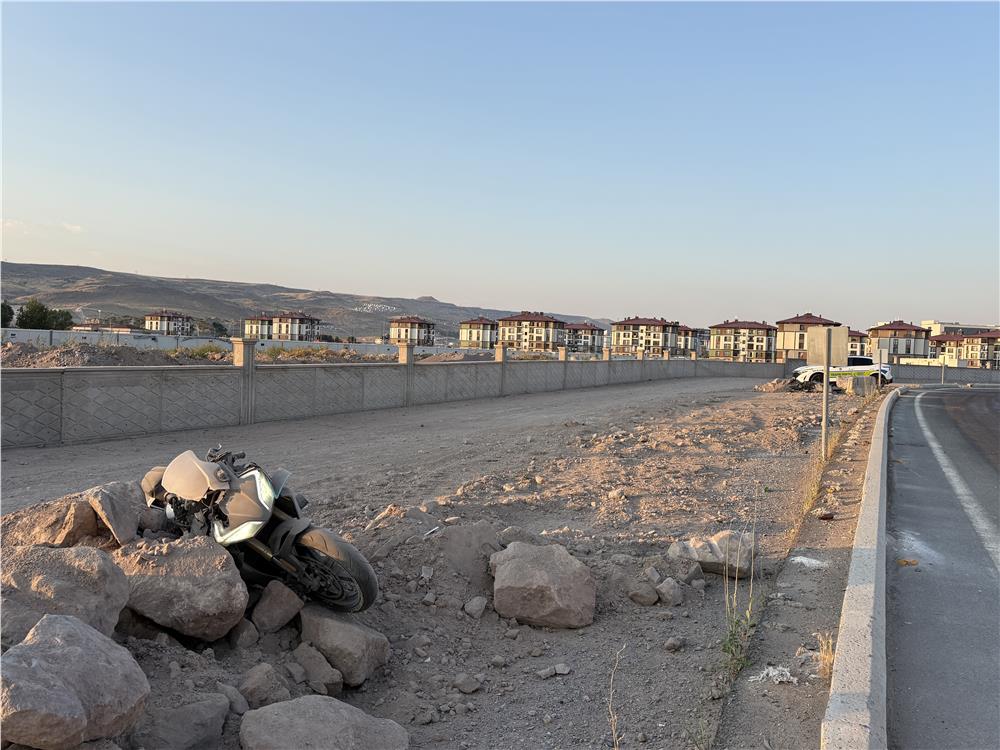 Virajı alamayan motosiklet yoldan çıktı: 2 yaralı