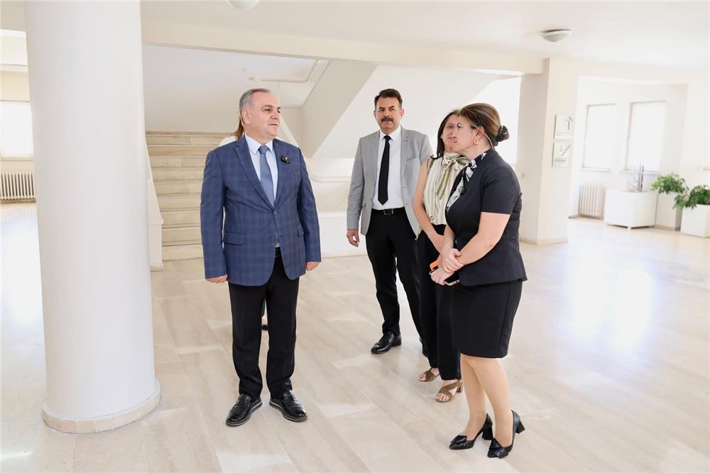 Altun, Mimarlık Fakültesi’ndeki tamamlanan tadilat çalışmalarını yerinde inceledi