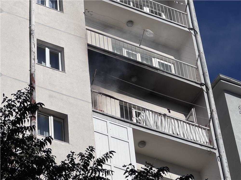 Balkonda çıkan yangın, eve sıçramadan söndürüldü