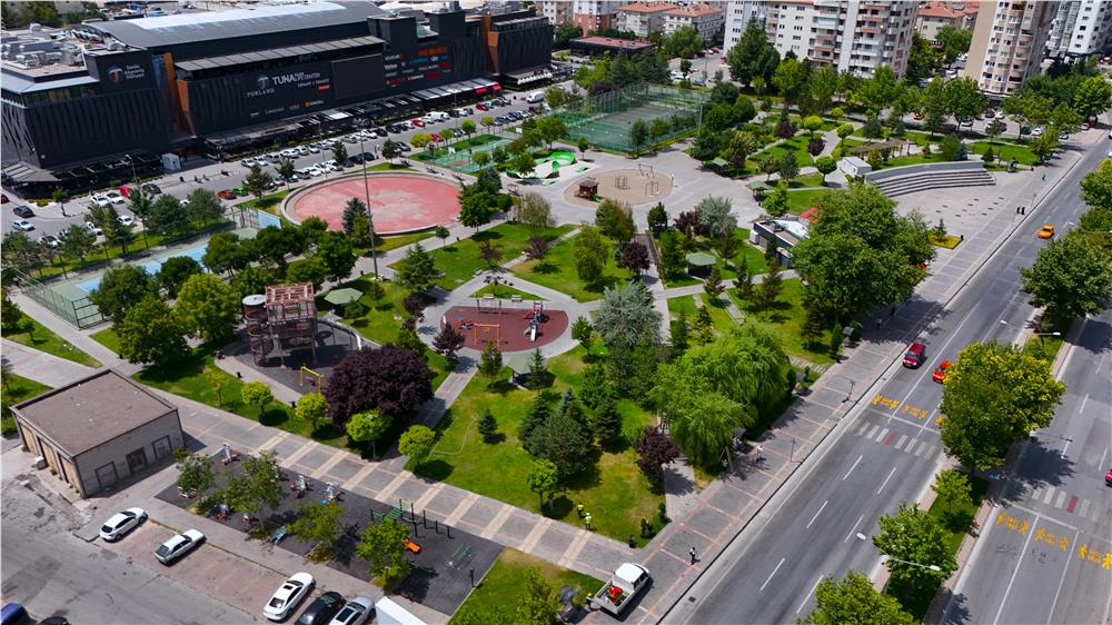 Büyükşehirden kent estetiğine titiz dokunuş: Süs bitkilerine form budaması