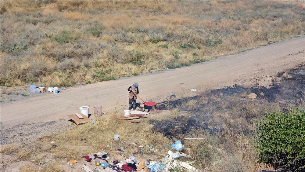 Kadın, yangını salça kaynatarak izledi