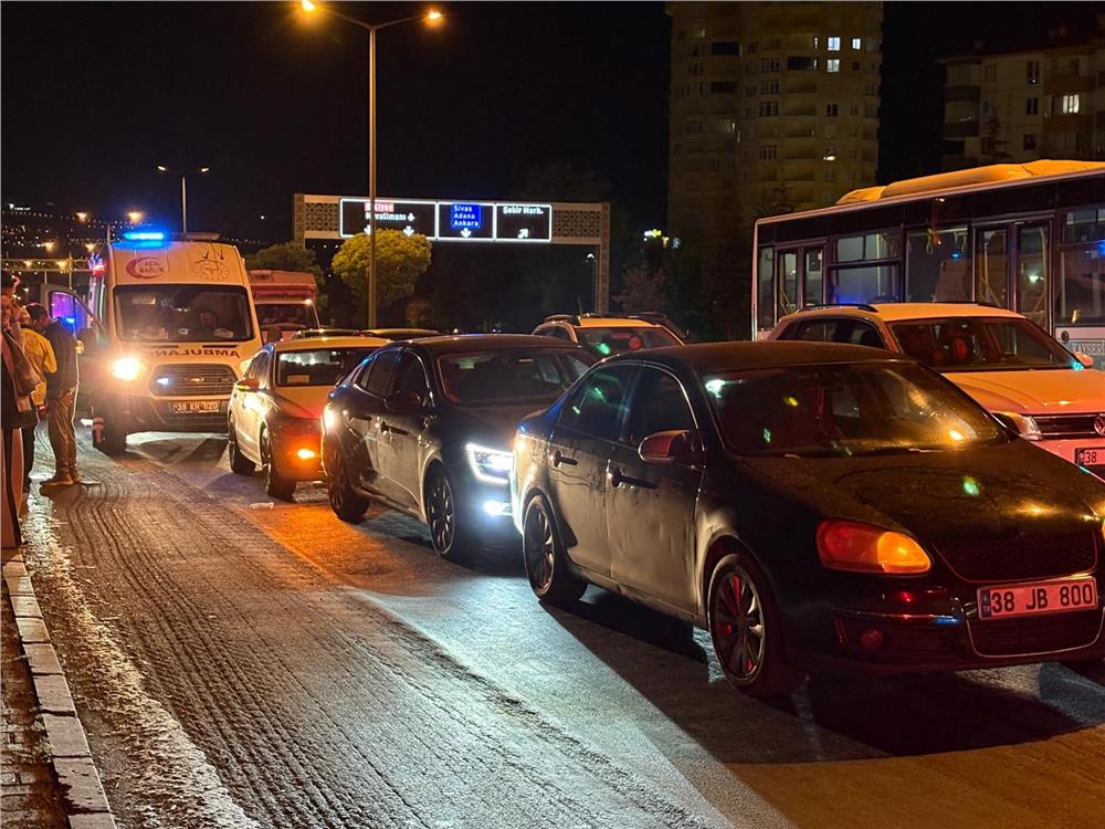 Kayseri’de 3 otomobil çarpıştı: 1 yaralı