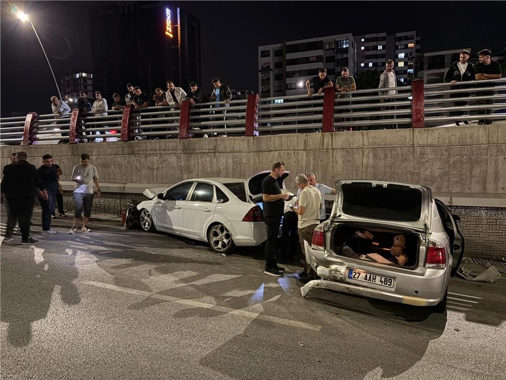 Kayseri'de 3 otomobilin karıştığı kazada 2 sürücü yaralandı