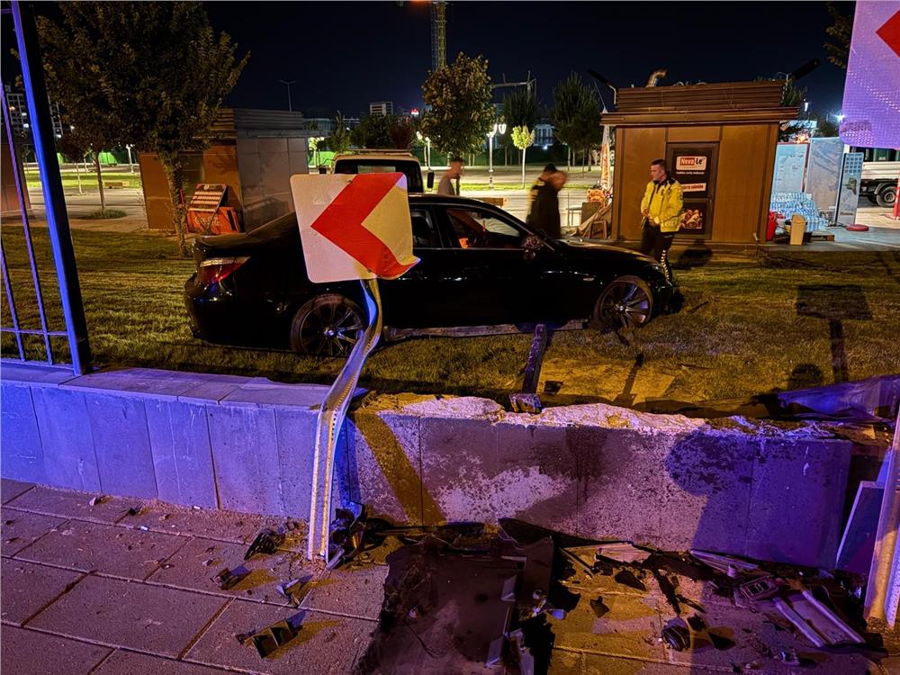 Kayseri’de bir garip kaza: Kaldırımdan seken otomobil 1 metrelik duvarı aştı