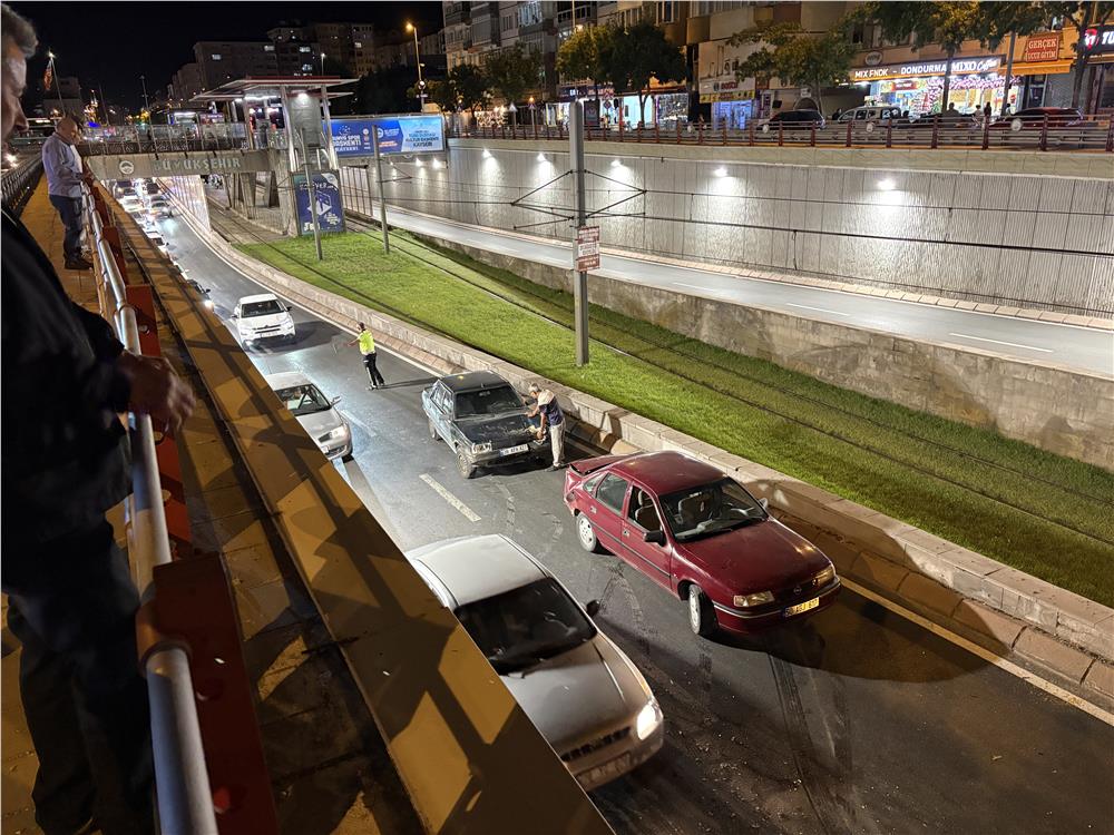 Kayseri’de polisin özverili çalışması, trafiğin kilitlenmesinin önüne geçti