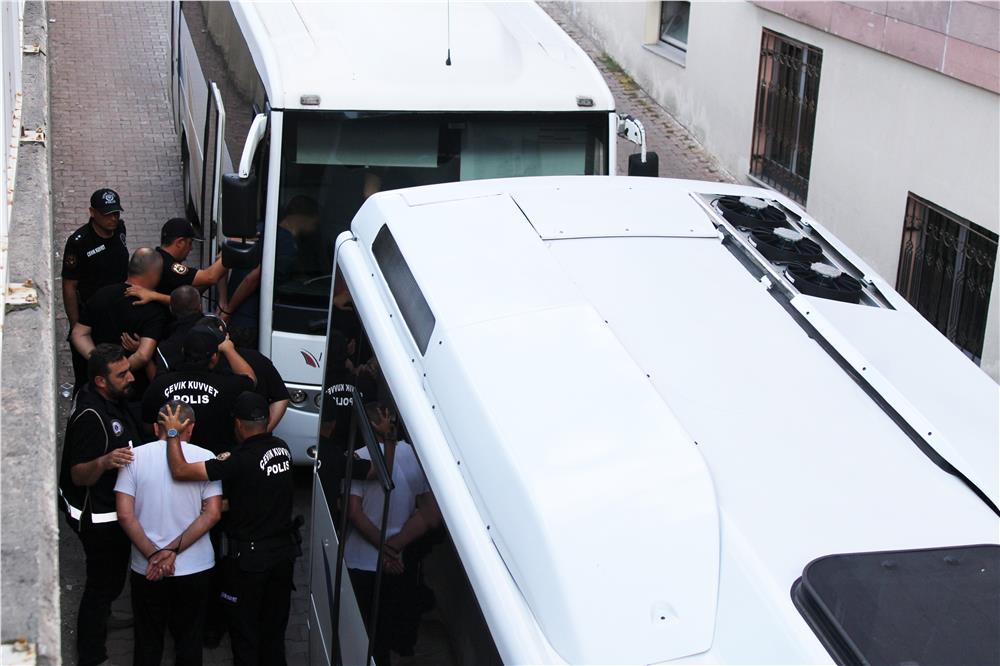 Kayseri'deki yeni nesil suç örgütü operasyonunda gözaltına alınan 32 şüpheli adliyede