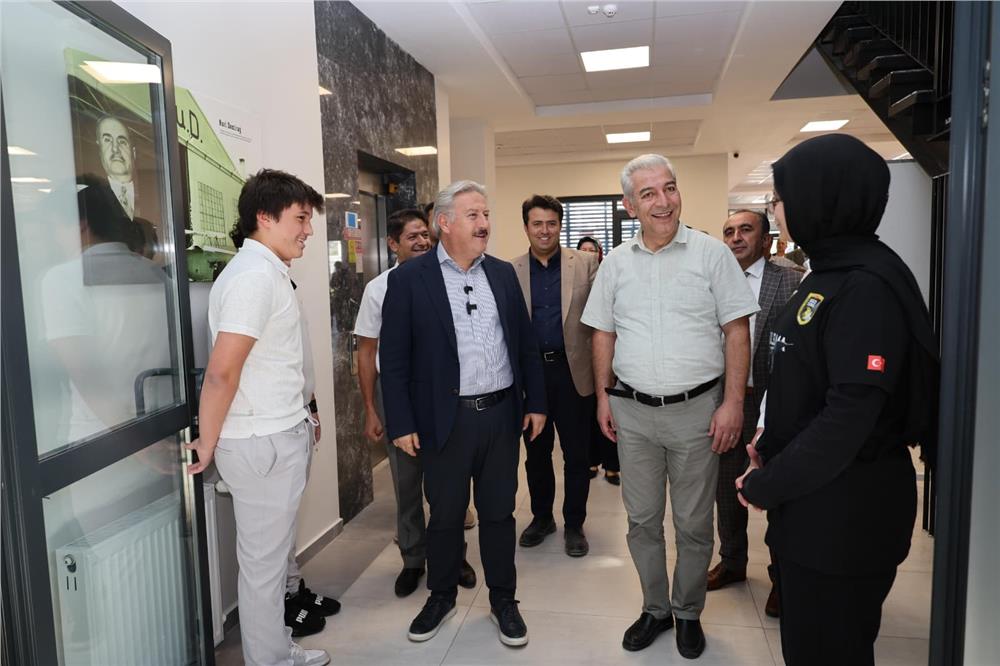 Palancıoğlu, Havacılık Lisesi’nin yeni öğrencileri ve velileri ile bir araya geldi