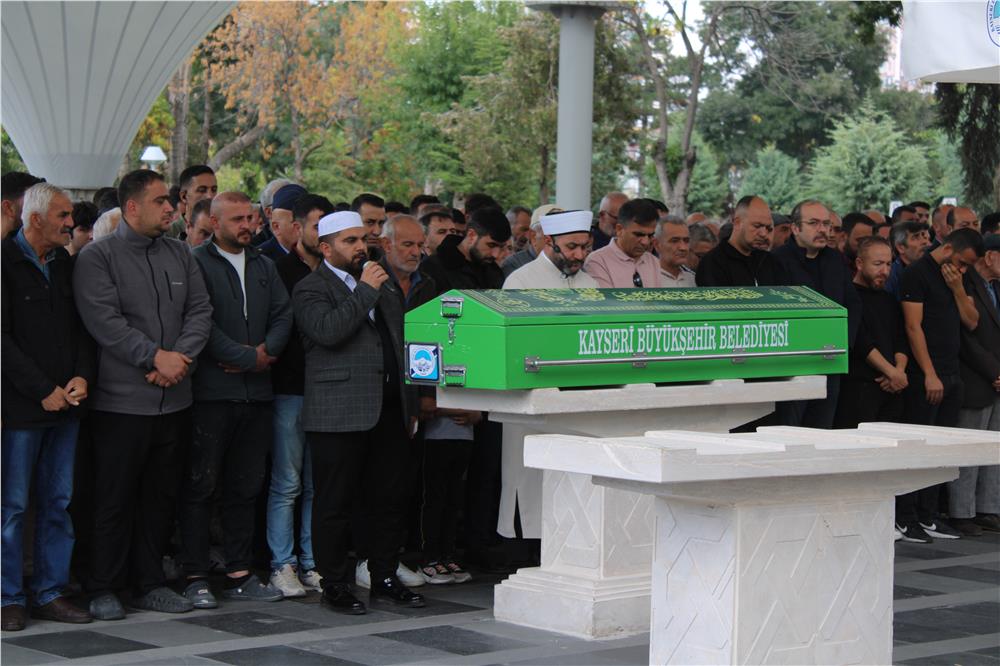 Ağaçtan düşen öğretmen hayatını kaybetti