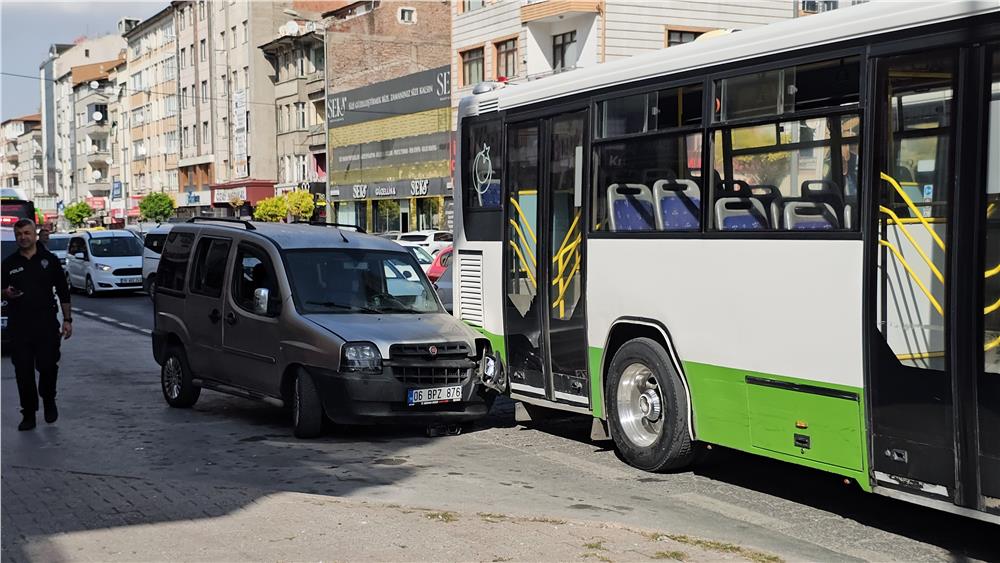 Akrabasını bıçakladıktan sonra kaçarken halk otobüsüne çarpan şüpheli yakalandı