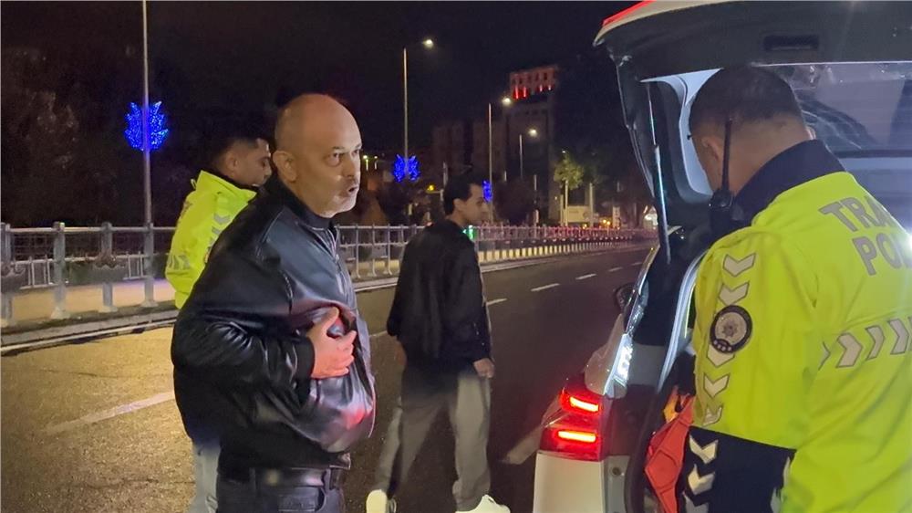 Alkollü sürücü ‘burada çevirme olmaz’ dedi, yoldan geçen araçları durdurmaya çalıştı