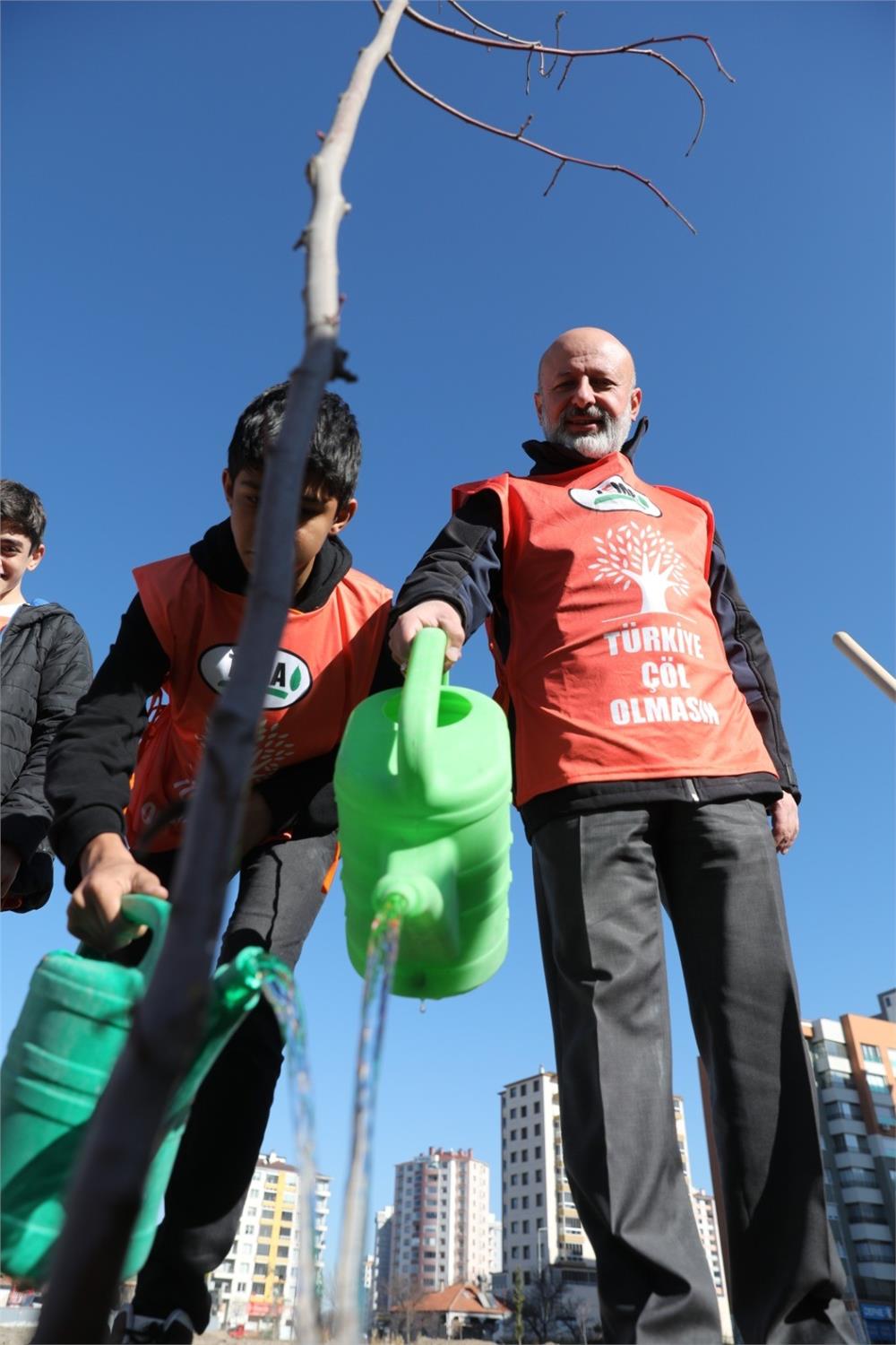 Çolakbayrakdar: Çocuklarımıza bırakacağımız en güzel miras, yeşil bir dünyadır