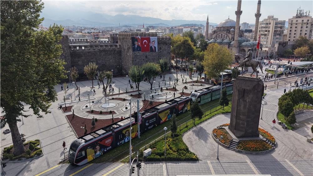 Cumhuriyet Meydanı'nın çehresi değişiyor
