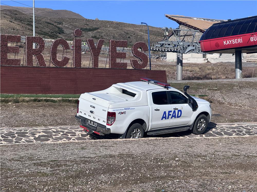 Erciyes Dağı'nda yürüyüş yaparken düşüp yaralanan turistler için ekipler seferber oldu