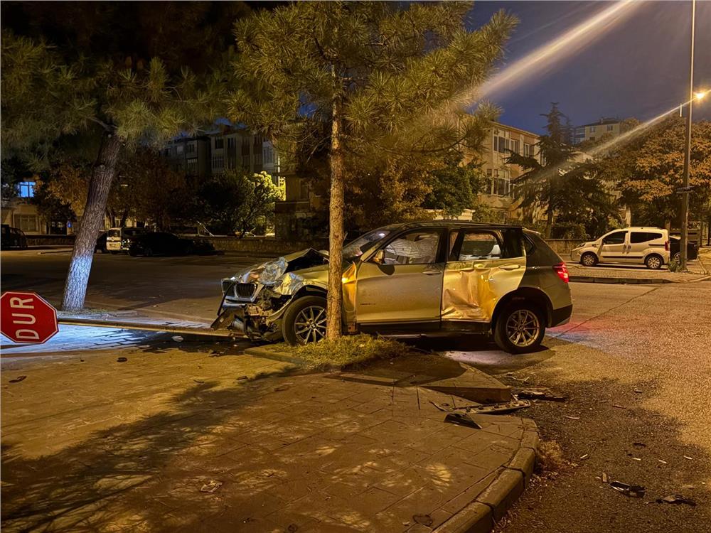 Kayseri’de hafif ticari araç SUV ile çarpıştı: 4 yaralı