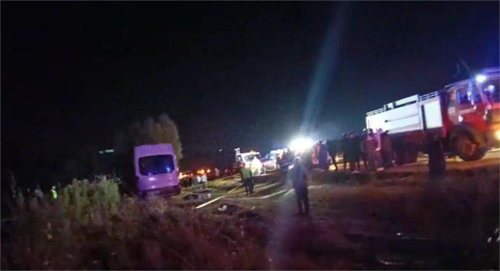 Kayseri'de iki işçi servisi ile iş makinası çarpıştı: 1 ölü, 15 yaralı