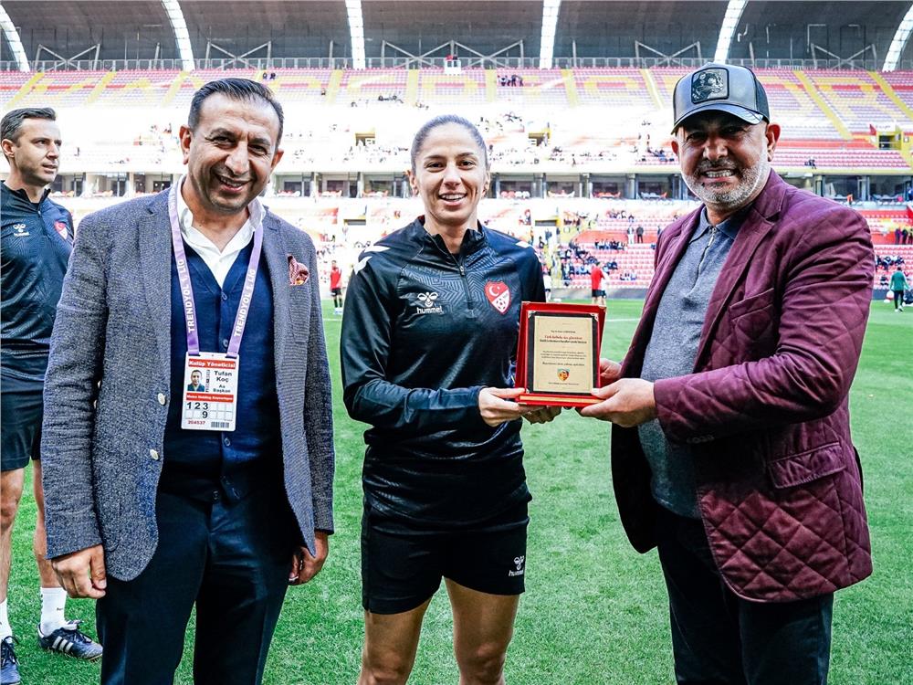 Kayserispor’dan hakem Asen Albayrak’a çiçekli destek