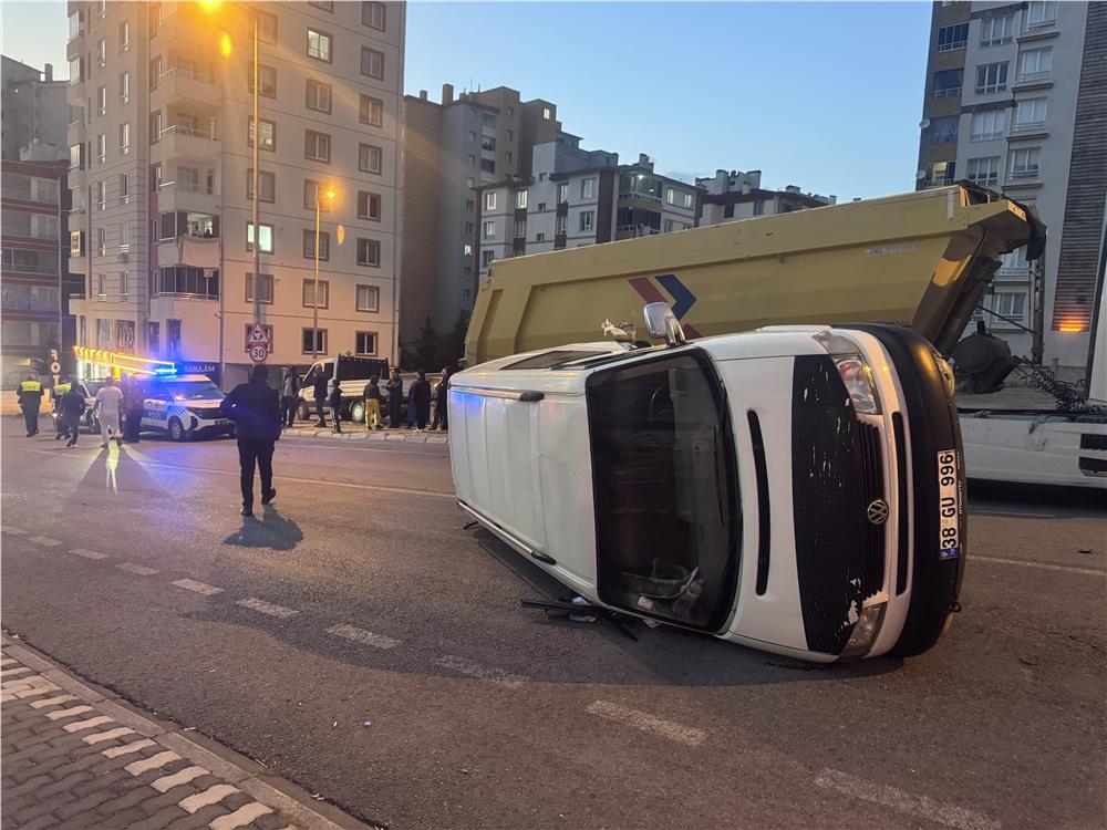 Kaza yapan minibüs park halindeki otomobile çarpıp, yan yattı
