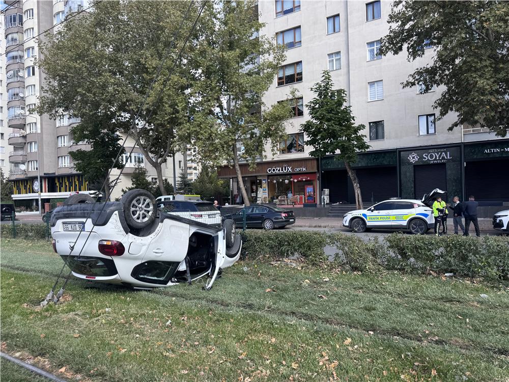 Kaza yapan otomobil takla atıp tramvay yoluna girdi: 1 yaralı