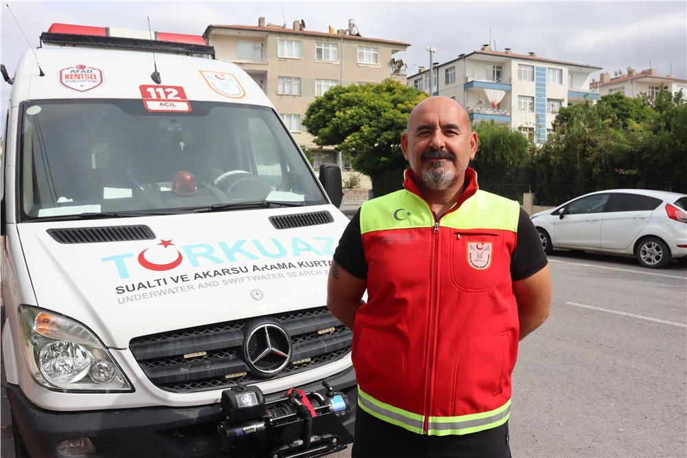 Su altında kalan mezarların başında Dua etti